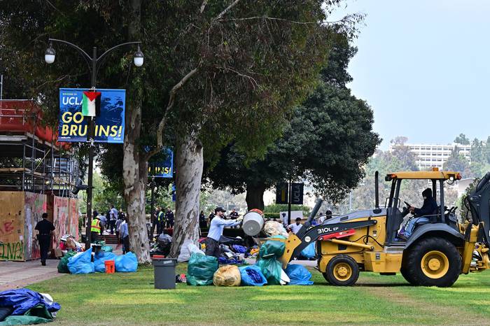 Limpieza el campus de la Universidad de California, Los Ángeles, ayer, después de que la policía desalojó a estudiantes pro-palestinos, en Los Ángeles, California. · Foto: Frederic J. Brown, AFP