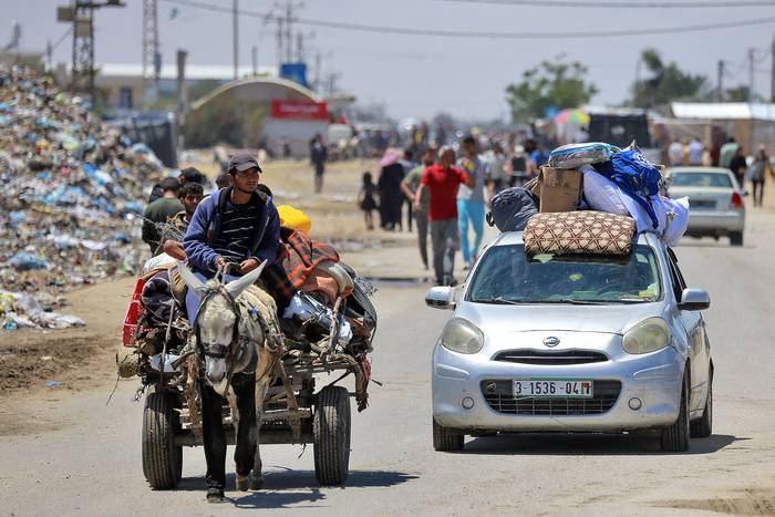 Palestinos parten con sus pertenencias de Rafah, Franja de Gaza, tras una orden de evacuación del ejército israelí. · Foto: AFP
