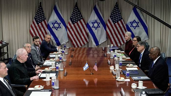 El ministro de Defensa israelí, Yoav Gallant (segundo por la izquierda) y el secretario de Defensa estadounidense, Lloyd Austin (derecha), ayer, en el Pentágono en Washington, DC. · Foto: Drew Angerer / AFP