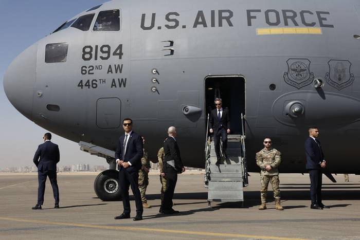Antony Blinken, secretario de Estado de Estados Unidos, el 21 de marzo, en el aeropuerto de El Cairo. · Foto: Evelyn Hockstein, pool, AFP