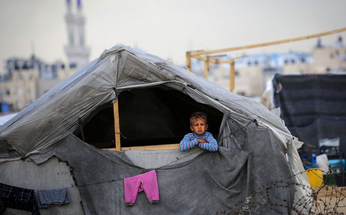 Campo de desplazados, este lunes, en Rafah, Franja de Gaza. · Foto: AFP
