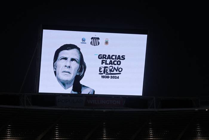 Homenaje a César Menotti, durante el partido entre Talleres de Argentina y Barcelona de Ecuador, 8 de mayo, en el estadio Mario Alberto Kempes de Córdoba, Argentina. · Foto: Diego Lima, AFP