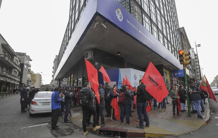 Trabajadores del MIDES, el 24 de mayo, frente al Ministerio. · Foto: Federico Gutiérrez