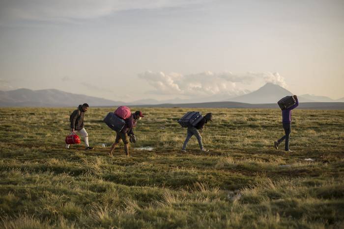 Cruce de migrantes en Colchane, frontera de Bolivia y Chile, el 2 de febrero de 2022. · Foto: Diego Reyes, AFP