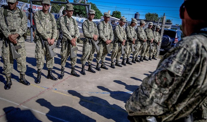 Guardia militar durante el Consejo de Ministros en Playa Pascual (archivo, abril de 2018). · Foto: Javier Calvelo, adhocFOTOS