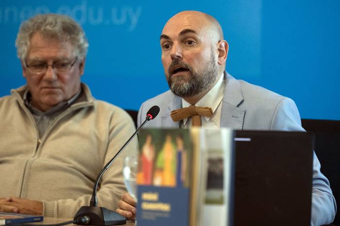 Julián Mazzoni y Horacio Bernardo, el 14 de marzo, durante la presentación del libro _Minicuentos_. · Foto: Alessandro Maradei