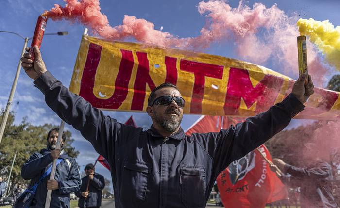 Movilización de sindicatos industriales, frente a la Cámara de Industrias, en el LATU (05.09.2023). · Foto: Ernesto Ryan