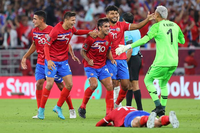 Los jugadores de Costa Rica celebran su victoria ante Nueva Zelanda en la ciudad qatarí de Ar-Rayyan (14.06.2022). · Foto:  Karim Jaafar, AFP