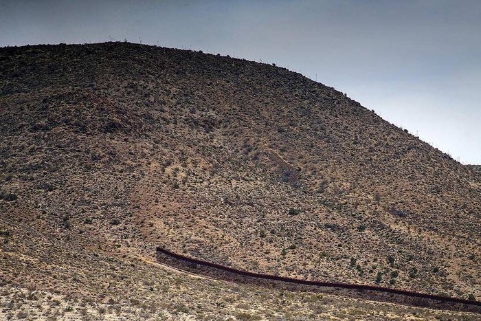 Vista de la valla fronteriza entre Estados Unidos y México en Jacumba, California (archivo, abril de 2018). · Foto: Sandy Huffaker, AFP