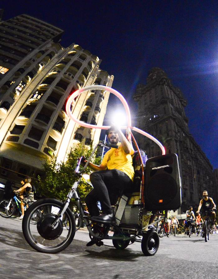 Foto principal del artículo 'Robaron el musimóvil, un carromato provisto de luces y DJ que animaba marchas y eventos callejeros' · Foto: Andrés Farfarana
