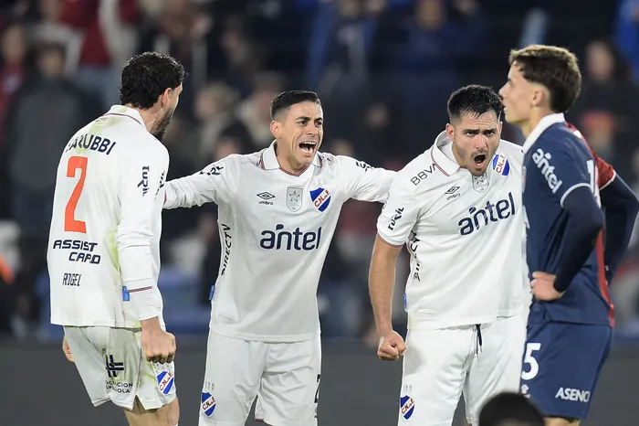 Agustín Rogel, Camilo Cándido y Maximiliano Gómez festejan el gol de Nacional a Albion, el 23 de mayo en el Gran Parque Central. · Foto: Dante Fernández