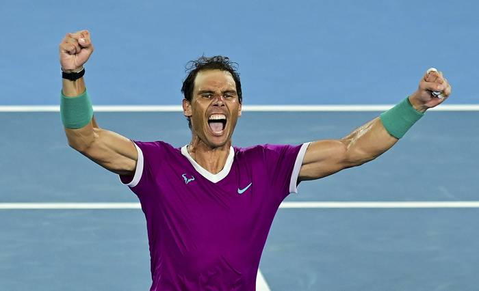 Rafael Nadal luego de derrotar Daniil Medvedev, en la final del Abierto de Australia (30.01.2022). · Foto: Joel Carrett, EFE