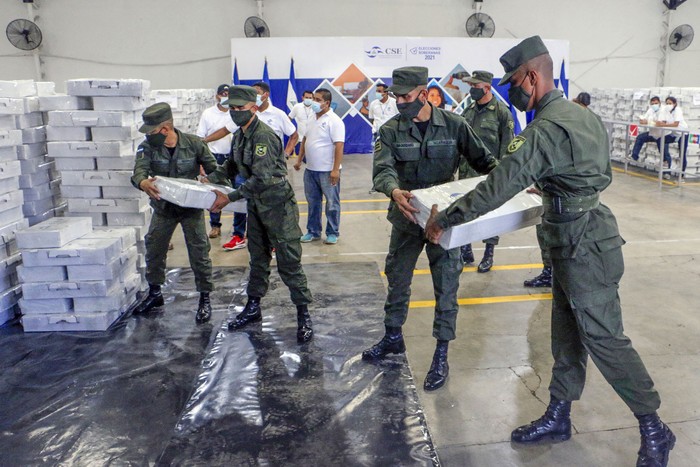 Militares nicaragüenses preparan las papeletas electorales para su distribución en todo el país, el 1 de noviembre, en Managua. · Foto: AFP, s/d de autor