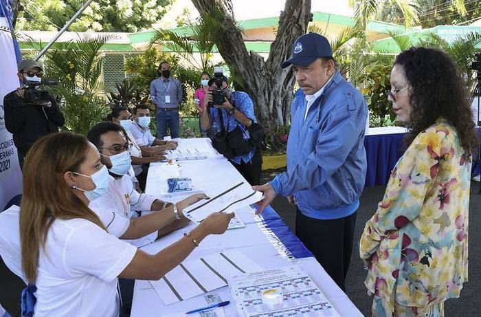 Daniel Ortega junto a su esposa Rosario Murillo, vota en las elecciones generales nicaragüenses, ayer, en Managua. · Foto: César Pérez, Presidencia Nicaragüense, AFP