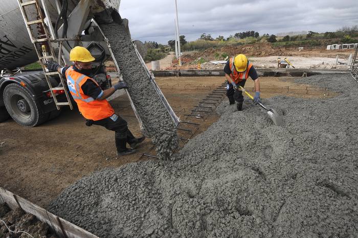 Trabajadores de la construcción en los accesos de la Unidad Agroalimentaria de Montevideo (UAM) (archivo, setiembre de 2020).