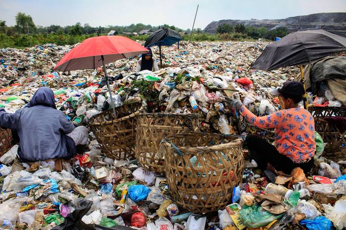 Vertedero de residuos, ayer, en Medan, Sumatra del Norte. · Foto: Kartik Byma, AFP