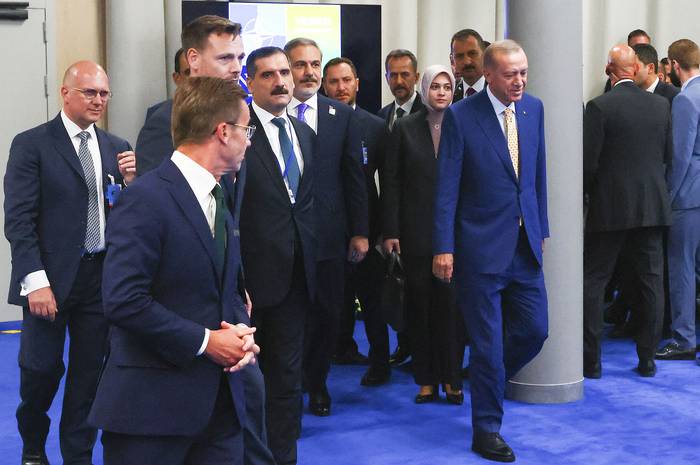 El presidente turco, Recep Tayyip Erdogan (d), junto al ministro de Relaciones Exteriores, Hakan Fidan, en vísperas de una cumbre de la OTAN, en Vilna (10.07.2023). · Foto: Yves Herman, pool, AFP