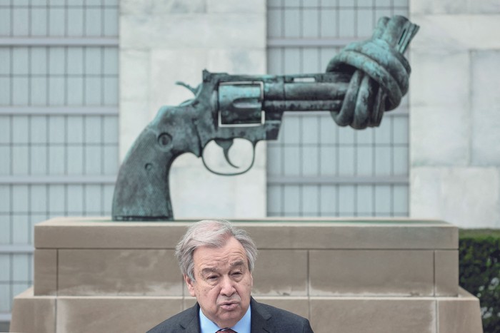 António Guterres durante una conferencia de prensa en la Plaza de Visitantes de las Naciones Unidas, el 19 de abril, en Nueva York . · Foto: Michael Santiago, AFP