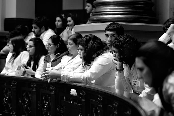 Estudiantes de magisterio ayer en la barra de la Cámara de Senadores durante la discusión de la ley en el Palacio Legislativo. / Foto: Sandro Pereyra