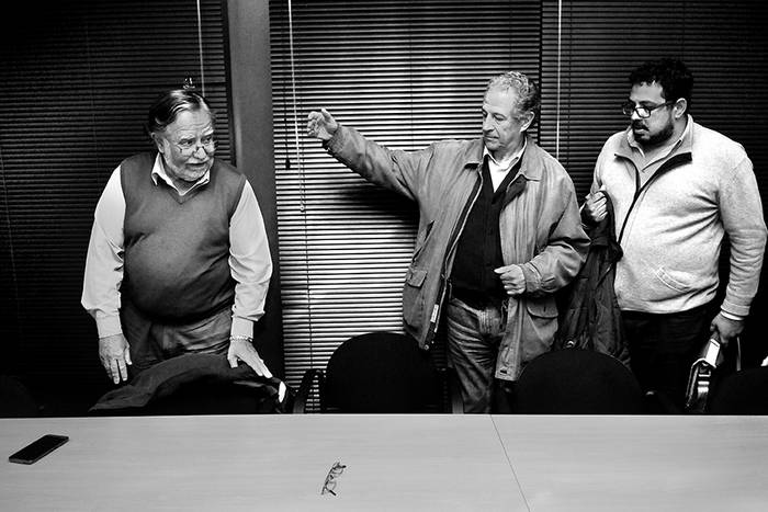 José Bayardi, Roberto Conde y Alejandro Sánchez ayer en la sede de APU. / Foto: Javier Calvelo
