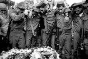 Compañeros del soldado israelí Hadar Goldin durante la ceremonia de entierro militar en el cementerio, ayer en Kfar Saba, Israel. / Foto: Abir Sultán, Efe