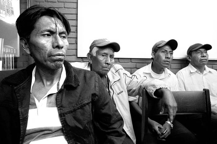 Indígenas de la comunidad Xákmok Kásek, en rueda de prensa en reclamo de sus tierras, ayer, en Asunción (Paraguay). Foto: Andrés Cristaldo, Efe