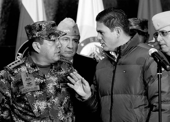  El ministro de Defensa de Colombia, Juan Carlos Pinzón, y el comandante general de las Fuerzas Militares, general Juan Pablo Rodríguez Barragán, el domingo en Bogotá (Colombia). / Foto: Leonardo Muñoz, Efe