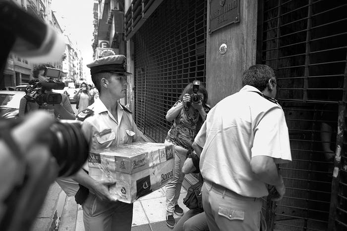 Personal de la Prefectura llega a la sede de la Fiscalía con documentación encontrada en el apartamento donde murió el fiscal
Alberto Nisman, ayer, en Buenos Aires. Foto: Martín di Maggio, Efe