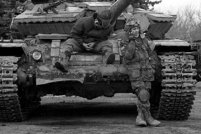 Militares de Ucrania en un tanque en Artiomovsk, ayer, en Donetsk, Ucrania. Foto: Oleg Petrasyuk, Efe