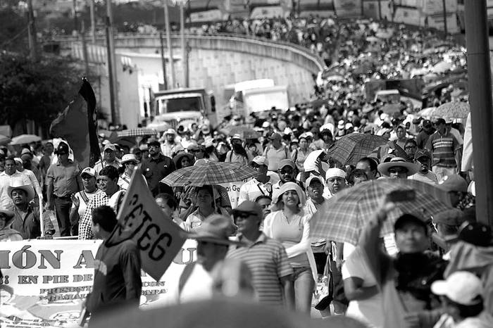 Marcha por la aparición con vida de los alumnos de la Escuela Normal de Ayotzinapa, el 5 de febrero, en Chilpancingo (México). Foto: José Luis de la Cruz, Efe
