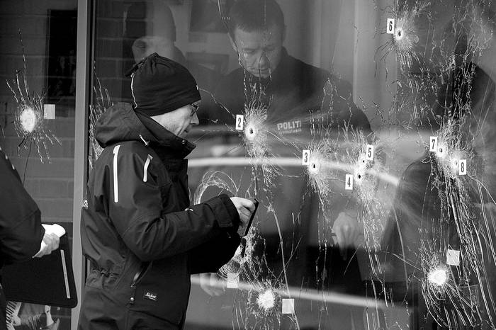Policías inspeccionan la puerta del café Krudttoenden, ayer, en Copenhague, Dinamarca. Foto: Liselotte Sabroe, Efe