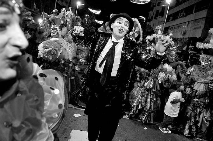 Murga Patos Cabreros, en el desfile inaugural del carnaval 2015. Foto: Javier Calvelo (archivo, enero de 2015)