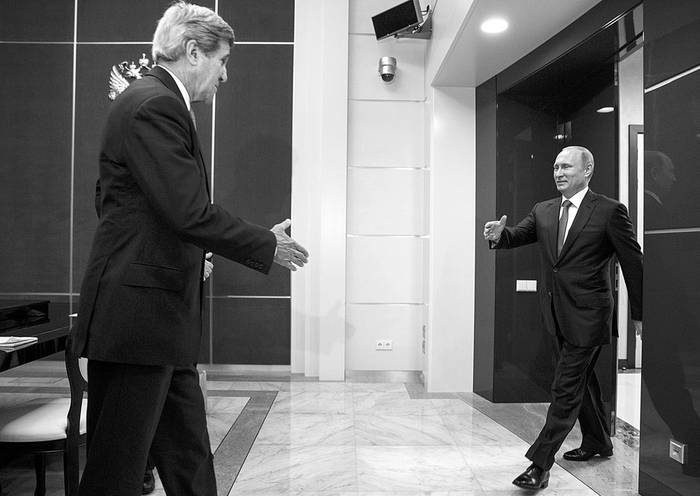 John Kerry, secretario de Estado estadounidense, y Vladimir Putin, presidente de Rusia, ayer, en la residencia presidencial Bocharov Ruchey, en Sochi, Rusia. Foto: Josué Roberts, Afp