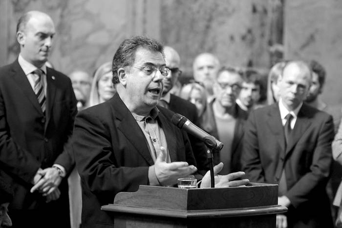 Gerardo Caetano habla en el velorio de Carlos Maggi, el sábado, en el Salón de los Pasos Perdidos del Palacio Legislativo. Foto: Sandro Pereyra
