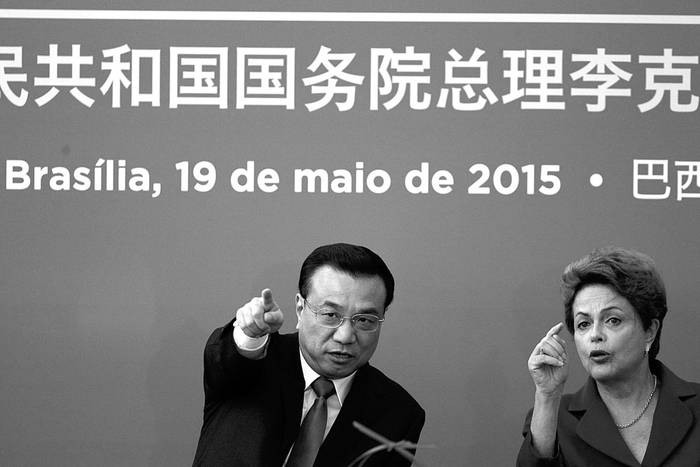 Li Keqiang, primer ministro de China, y Dilma Rousseff, presidenta brasileña, ayer, en Brasilia (Brasil). • Foto: Fernando Bizerra Jr, Efe