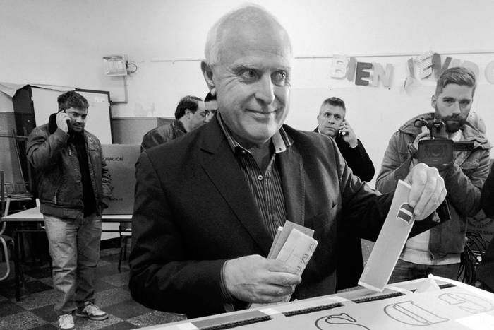 Miguel Lifschitz, candidato a la gobernación de Santa Fe, el domingo en el circuito electoral. Foto: Afp, s/d de Autor