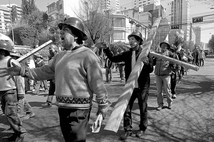 Un grupo de mineros participa en una manifestación en las cercanías de la sede del Ministerio de Gobierno, ayer, en La Paz, Bolivia. Foto: Martín Alipaz, Efe