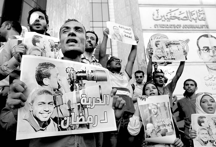 Periodistas protestan frente al sindicato de la prensa para pedir la liberación del fotógrafo Ahmed Ramadan, ayer, en El Cairo, Egipto. Foto: Khaled Elfiqi, EFE