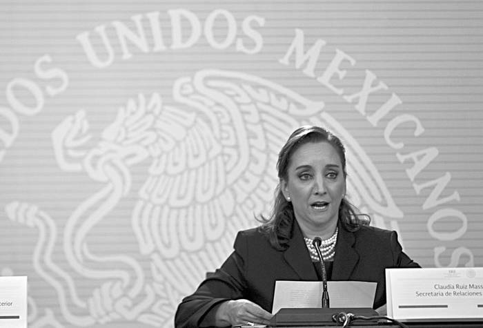 Claudia Ruiz Massieu, ministra de Relaciones Exteriores de México, lee una declaración, ayer, en Ciudad de México. Foto: Yuri Cortez, Afp