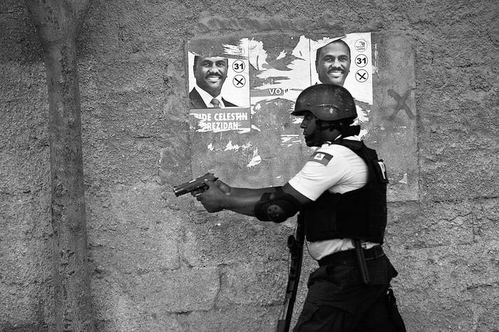 Policía durante una manifestación de partidarios del candidato presidencial Jean-Charles Moïse,
el jueves, en Puerto Príncipe, Haití. Foto: Héctor Retamal, Afp