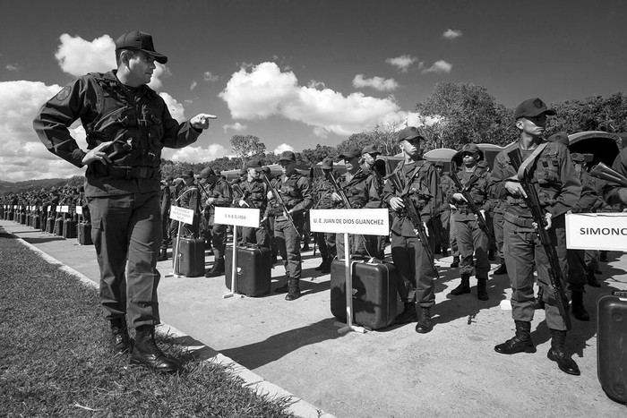 Militares venezolanos participan en el Plan República, custodiando las maletas con material electoral, ayer, en Caracas, Venezuela. Foto: Miguel Gutiérrez, EFE