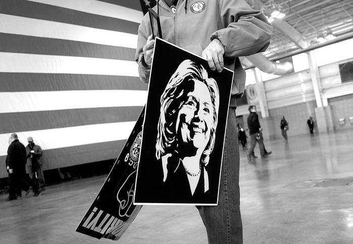 Un partidario de Hillary Clinton asiste a una manifestación posterior al supermartes, ayer, en Nueva York. Foto: Jewel Samad, Afp