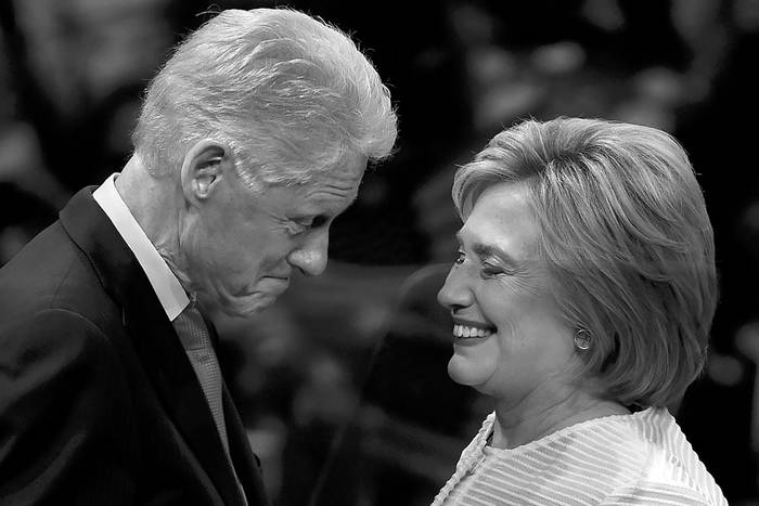Bill Clinton y Hillary Clinton durante un acto, el martes, en Brooklyn, Nueva York. Foto: Timothy a Clary, Afp