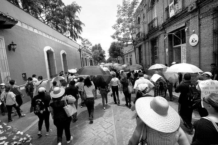 Marcha de maestros por la muerte de ocho personas durante el fin de semana,
el lunes, en Oaxaca, México. Foto: Héctor Guerrero, Afp