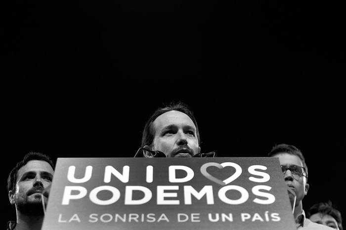 Pablo Iglesias (c) e Íñigo Errejón (d), de Podemos, y Alberto Garzón, de Izquierda Unida,
el 26 de junio, en Madrid. Foto: Jorge Guerrero, Afp