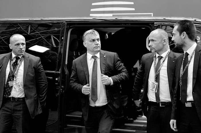 El primer ministro de Hungría, Viktor Orbán (centro), asiste a una cumbre de la Unión Europea
el 28 de junio en Bruselas. Foto: Thierry Charlier, Afp