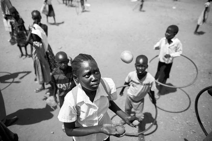 Jóvenes desplazados en el espacio de la organización humanitaria Terre des Hommes,
en Yuba, Sudán del Sur. Foto: Albert González Farran, Afp