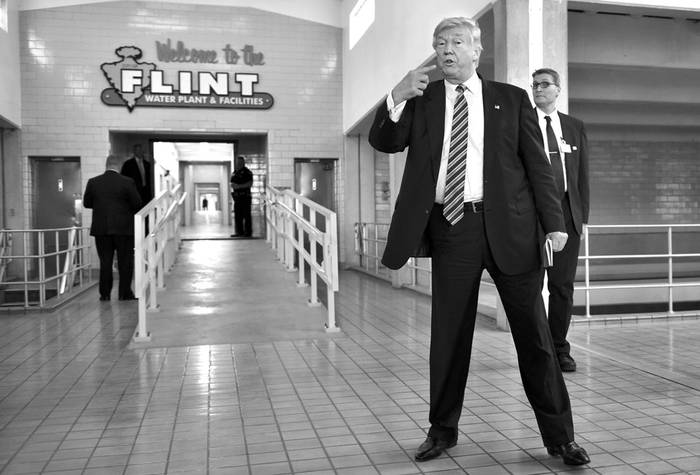 Donald Trump durante un recorrido por la planta de agua Flint, ayer en Michigan. Foto: Mandel Ngan, AFP