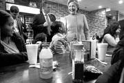 Hillary Clinton en el Cedar Park Café, ayer, en Filadelfia, Pensilvania. Foto: Frendan Smialowski, AFP