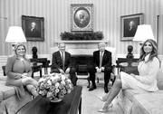 Donald Trump, presidente estadounidense, y el primer ministro israelí, Benjamin Netanyahu, junto con sus esposas, Melania Trump (d) y Sara Netanyahu (i), ayer, en la Oficina Oval de la Casa Blanca, en Washington. Foto: Saul Loeb, AFP